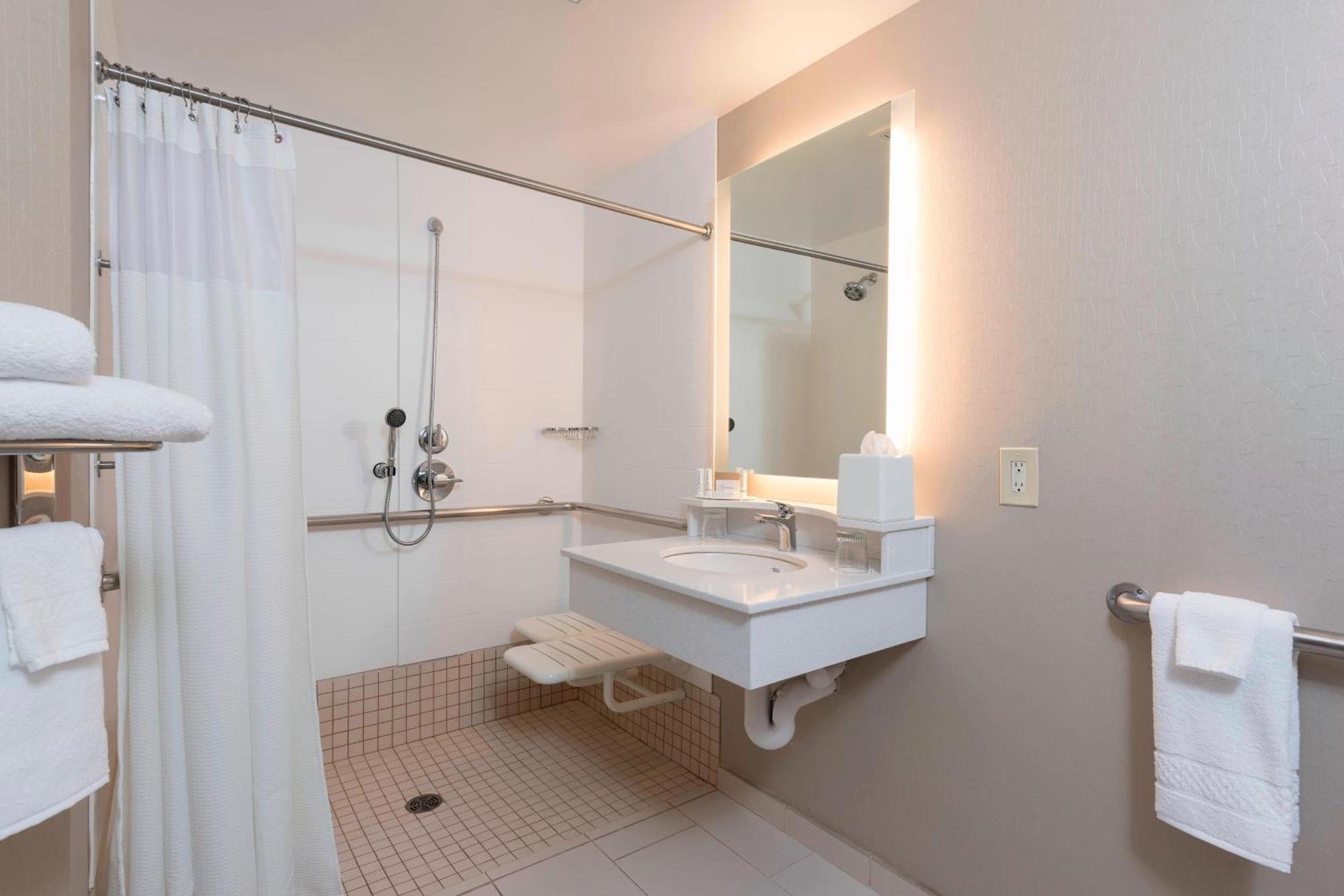 Springhill Suites Grand Rapids North Екстер'єр фото