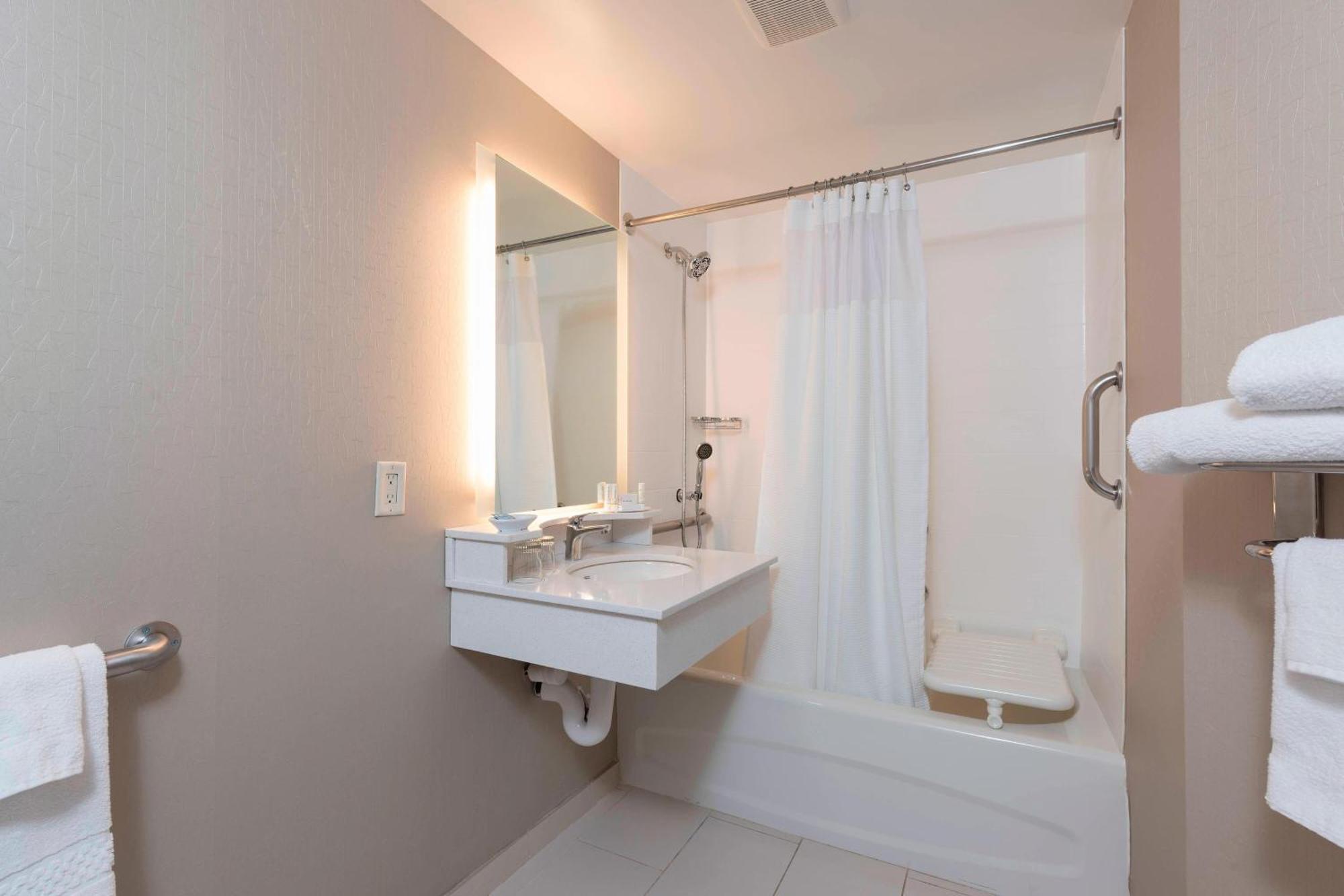 Springhill Suites Grand Rapids North Екстер'єр фото