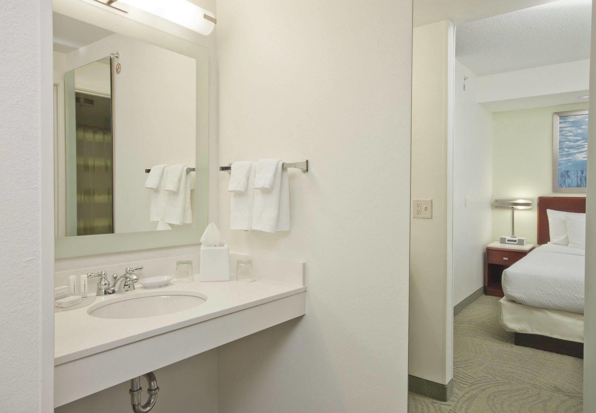 Springhill Suites Grand Rapids North Екстер'єр фото